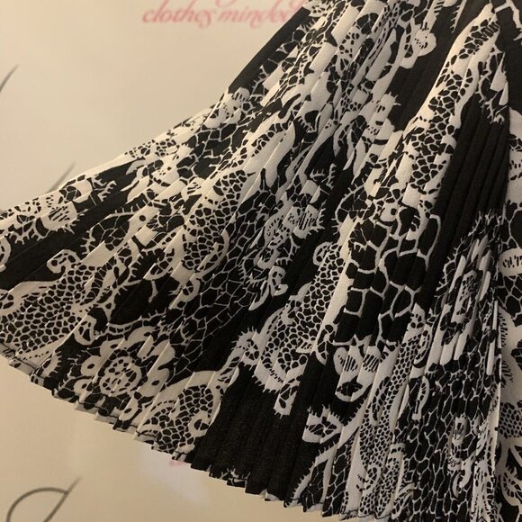 Karl Lagerfeld. Size XS. Knife Pleated Short Flounce Sleeves. Button Up. B84. - Picture 4 of 7